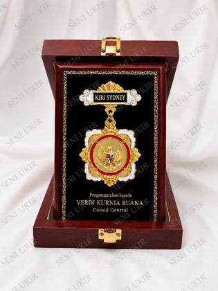 Imperial Medallion Prestige Wooden Box Plaque
